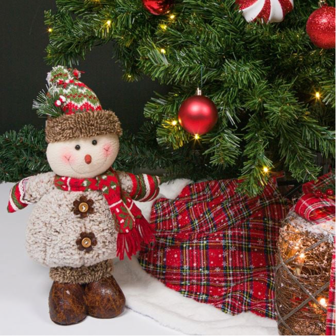 Figurina Decorativa de Craciun Om de Zapada Blana Nasturi de Lemn Caciula Fular 43cm