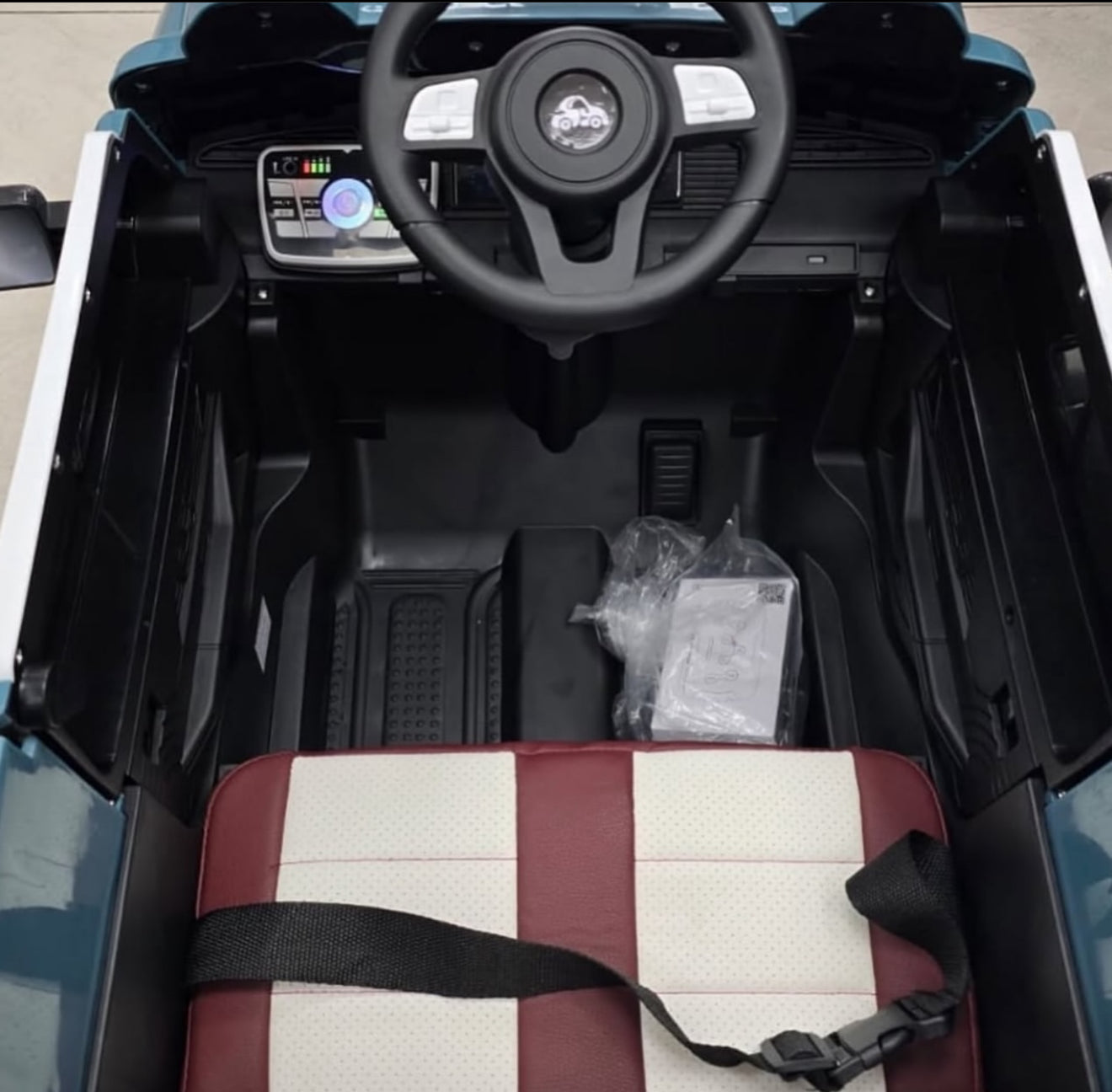 Mașină Electrică pentru Copii 1,5-8 ani Mercedes GLE Muzica, Lumini, Telecomandă, BT, 4 Motoare, 3 trepte de viteză -Albastru