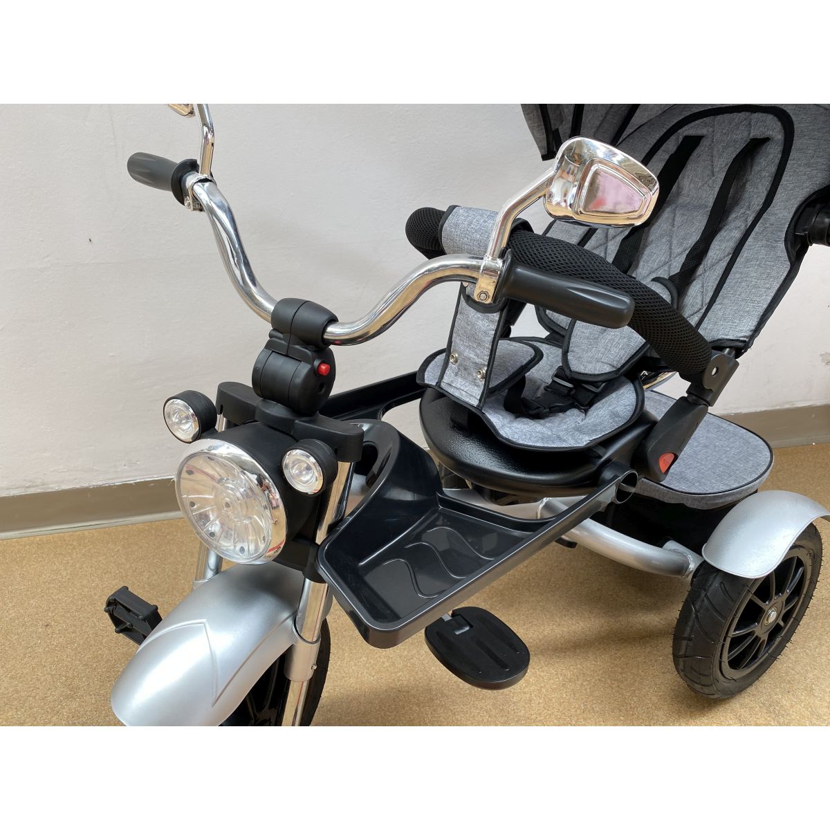 Triciclete tip motor cu scaun rotativ si pozitie de somn, 8 luni-3 ani