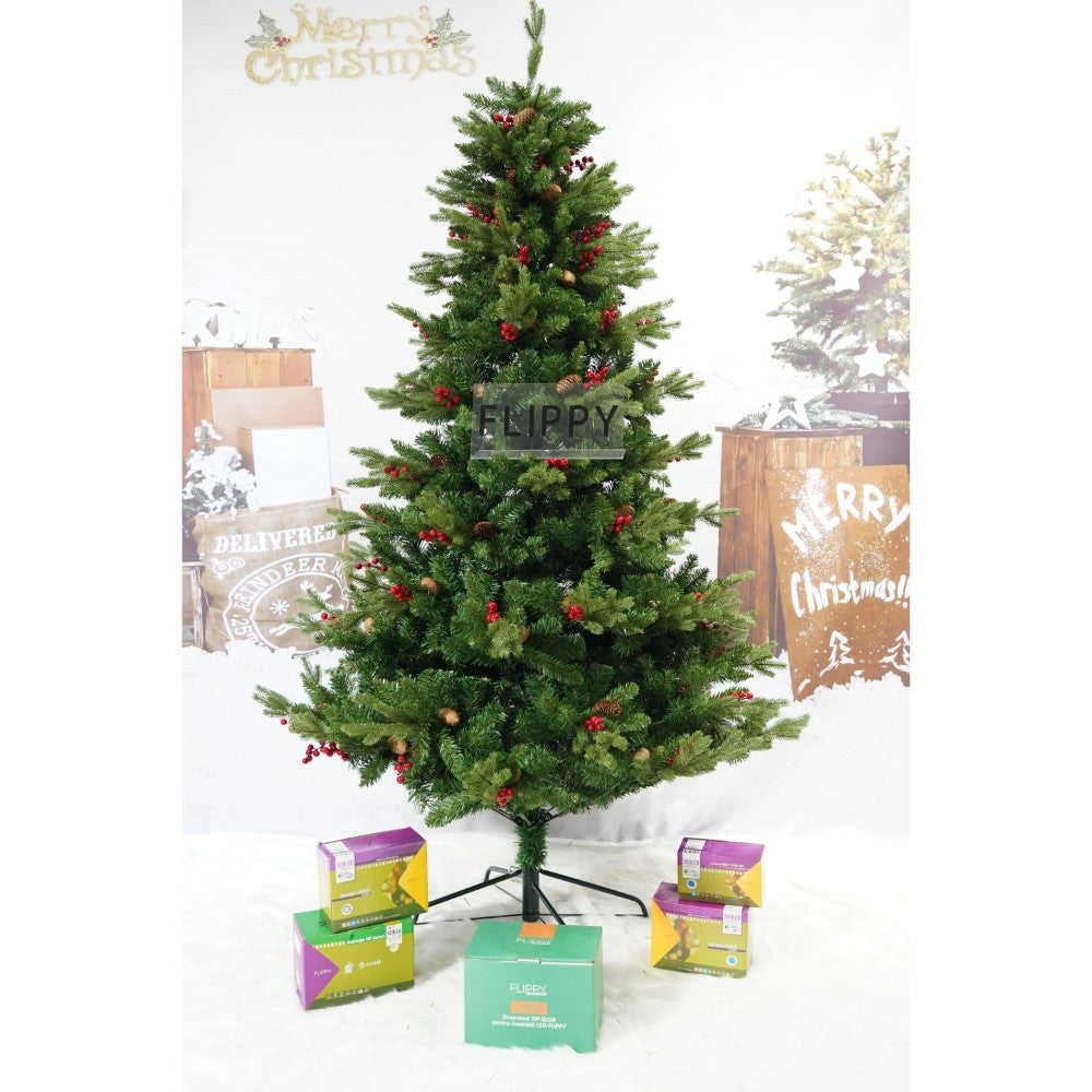 Brad artificial cu vârfuri 2D, decorat cu conuri si merișoare ,210 cm înălțime , 137 cm diametru, 1172 ramuri, suport metalic inclus