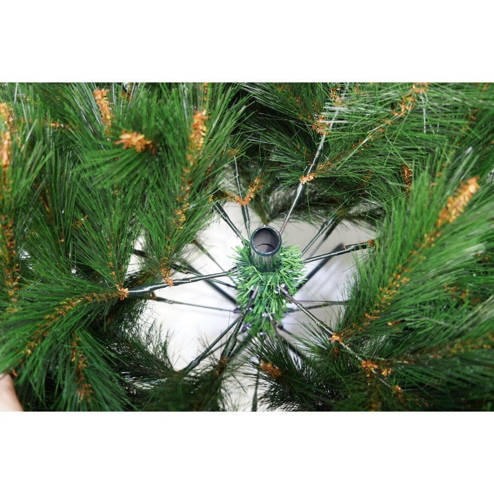 Brad artificial decorat cu conuri de pin si merișoare, înălțime 210 cm, diametru 142 cm, 767 ramuri, suport metalic inclus