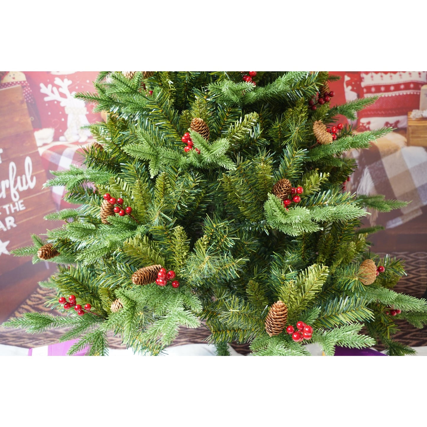 Brad artificial bogat, 180 cm ,774 ramuri, decorat cu conuri de pin si merișoare