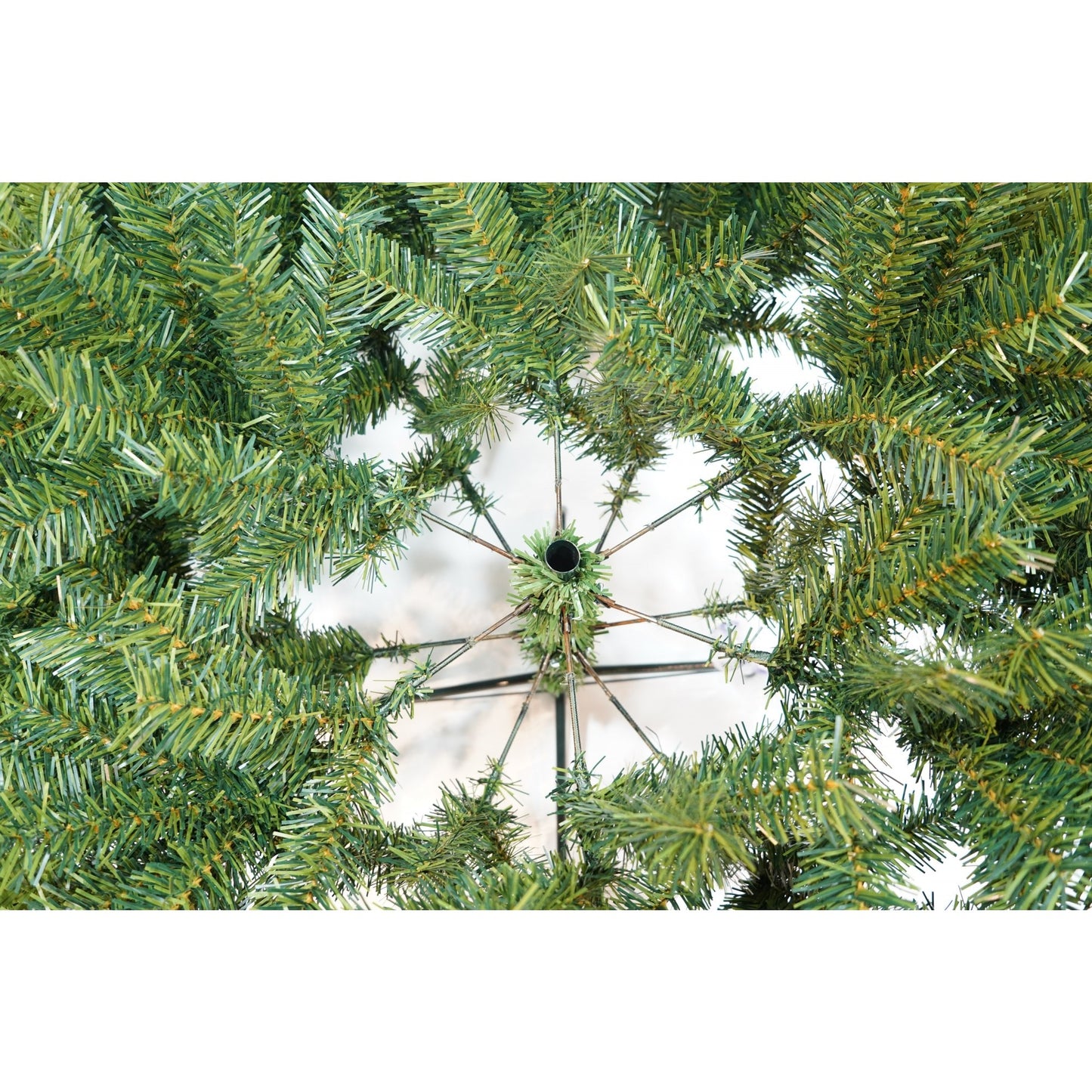 Brad artificial bogat,varfuri 2D, 180 cm ,774 ramuri, decorat cu conuri de pin si merișoare