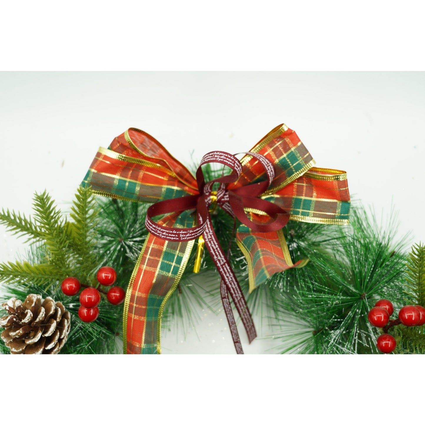 Coroniță Crăciun pentru ușa decorată cu conuri, fundițe si merișoare 40 cm