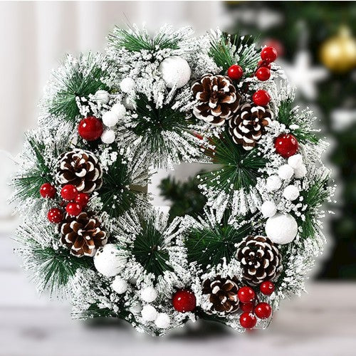Coroniță pentru Crăciun decorată cu conuri, merișoare, globulețe albe si vârfuri ninse, 32 cm