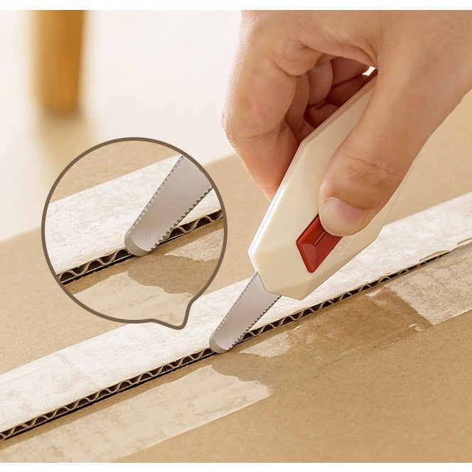 Cutter pentru cutii , vârf rotunjit si zimțat , tip breloc, 6.5x3.5cm CREM
