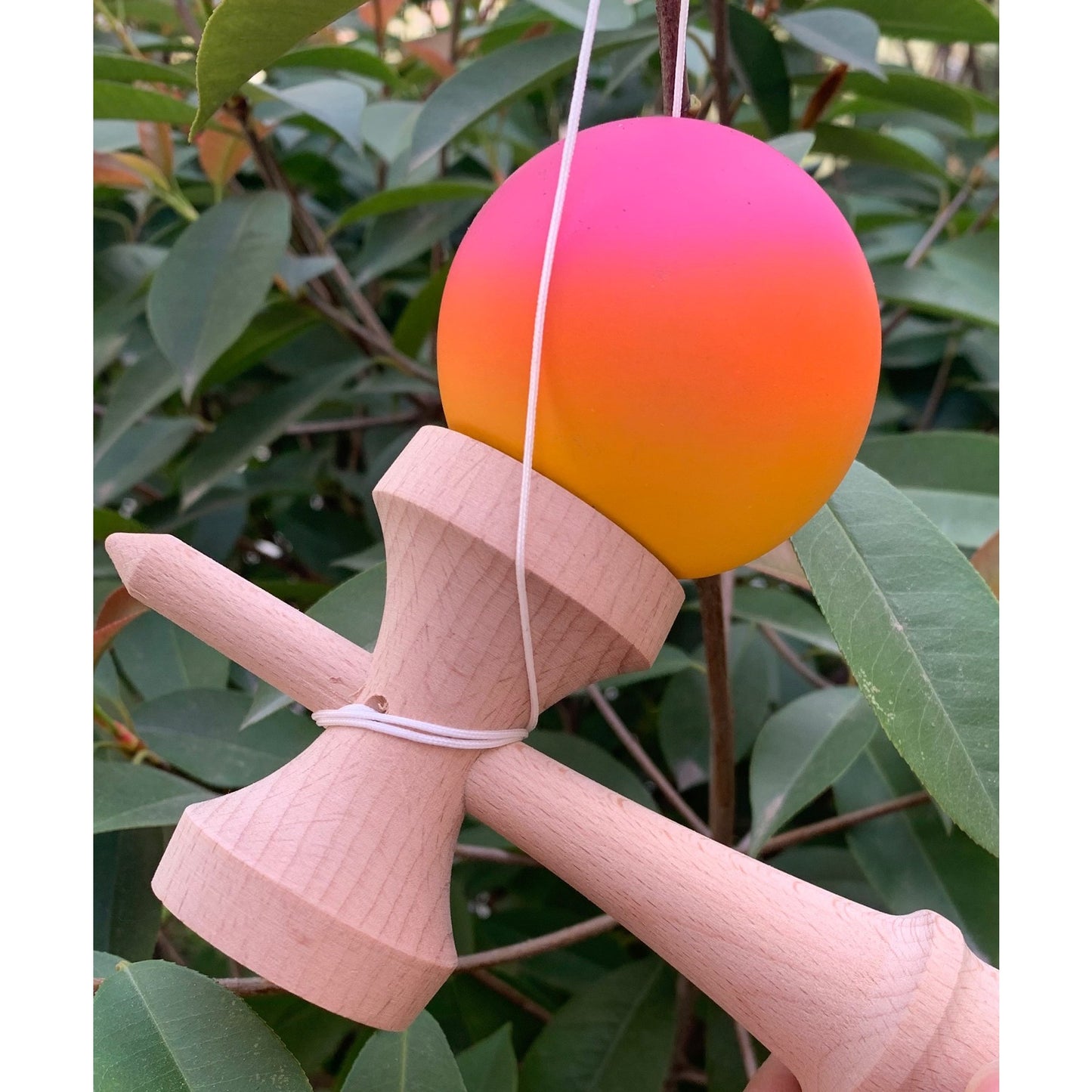 Jucărie KENDAMA din Lemn, 18 cm Gradient Roz-Portocaliu-Galben