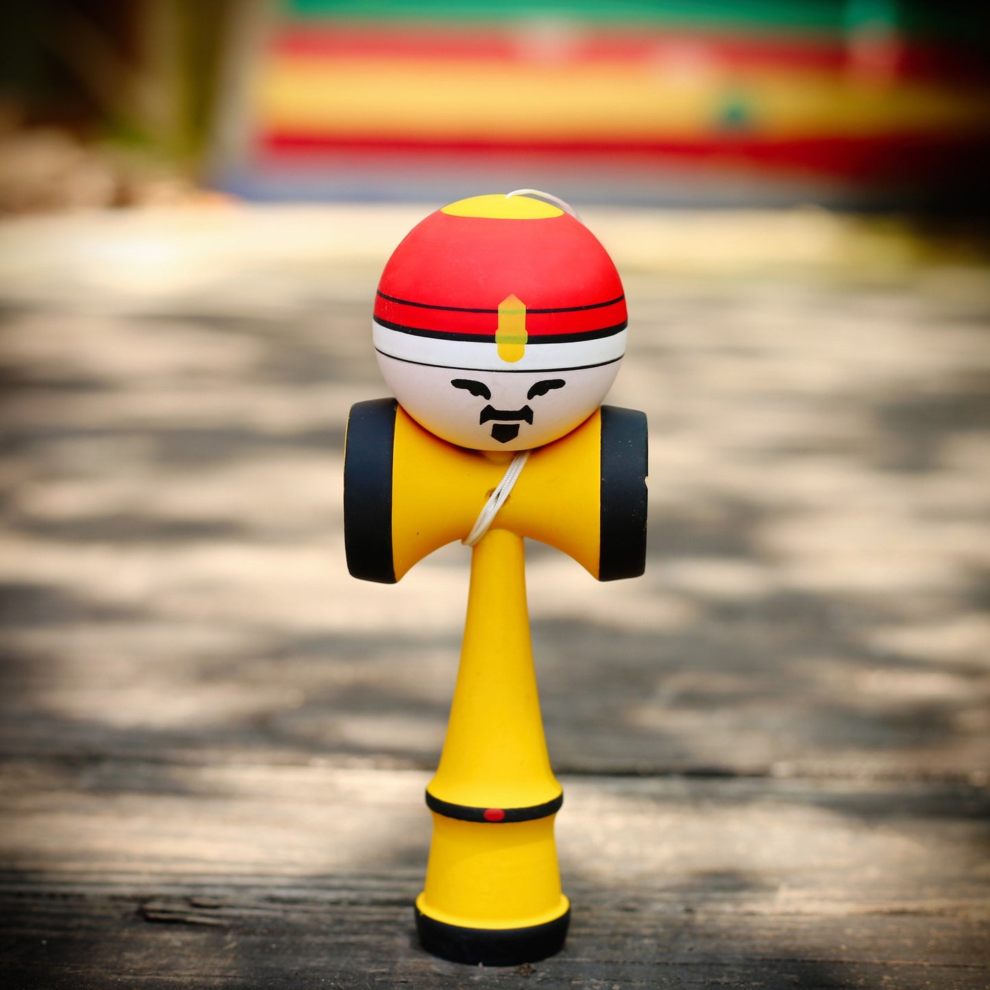 Jucărie KENDAMA "Rege" Mâner din Lemn Galben, 18 cm Bila Roșu-Alb