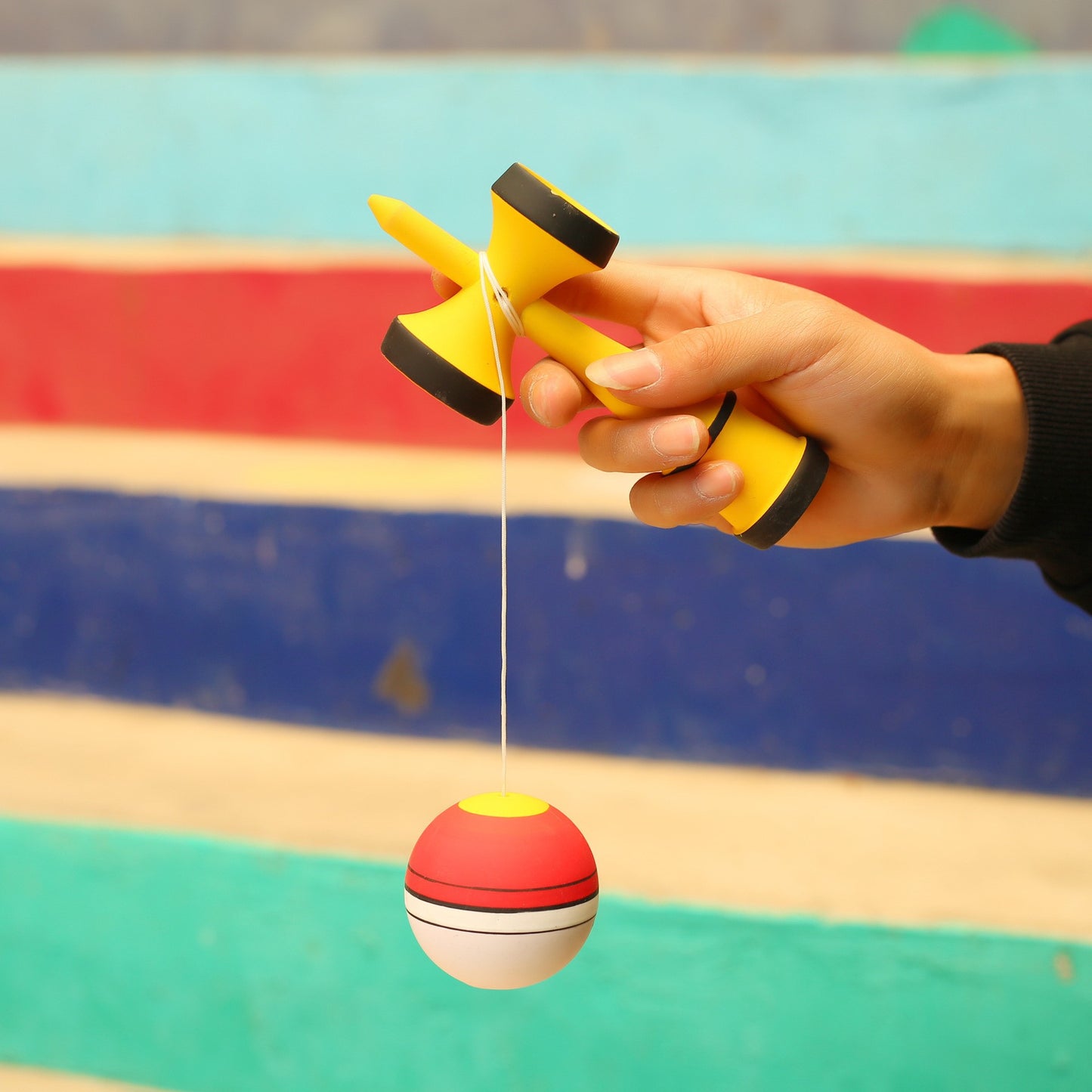 Jucărie KENDAMA "Rege" Mâner din Lemn Galben, 18 cm Bila Roșu-Alb