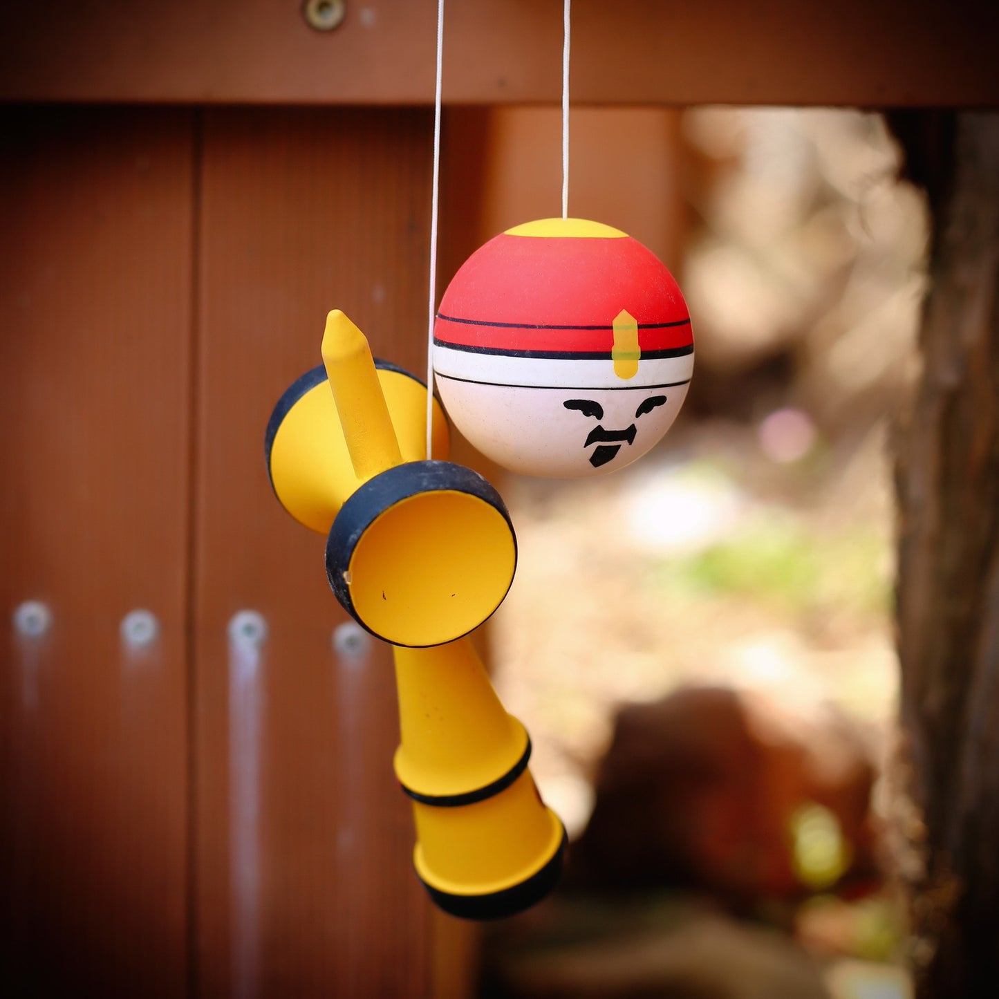 Jucărie KENDAMA "Rege" Mâner din Lemn Galben, 18 cm Bila Roșu-Alb