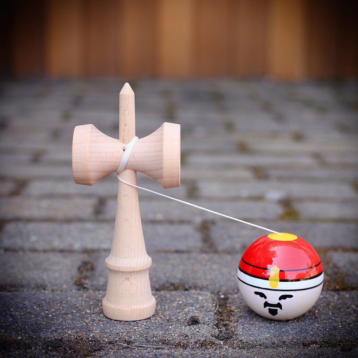 Jucărie KENDAMA Rege din Lemn, 18 cm Model Roșu-Alb