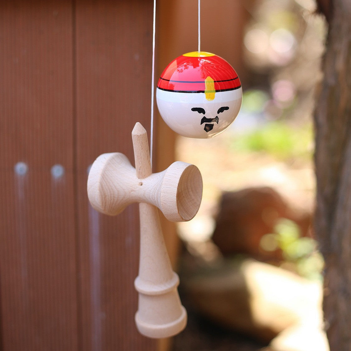 Jucărie KENDAMA Rege din Lemn, 18 cm Model Roșu-Alb