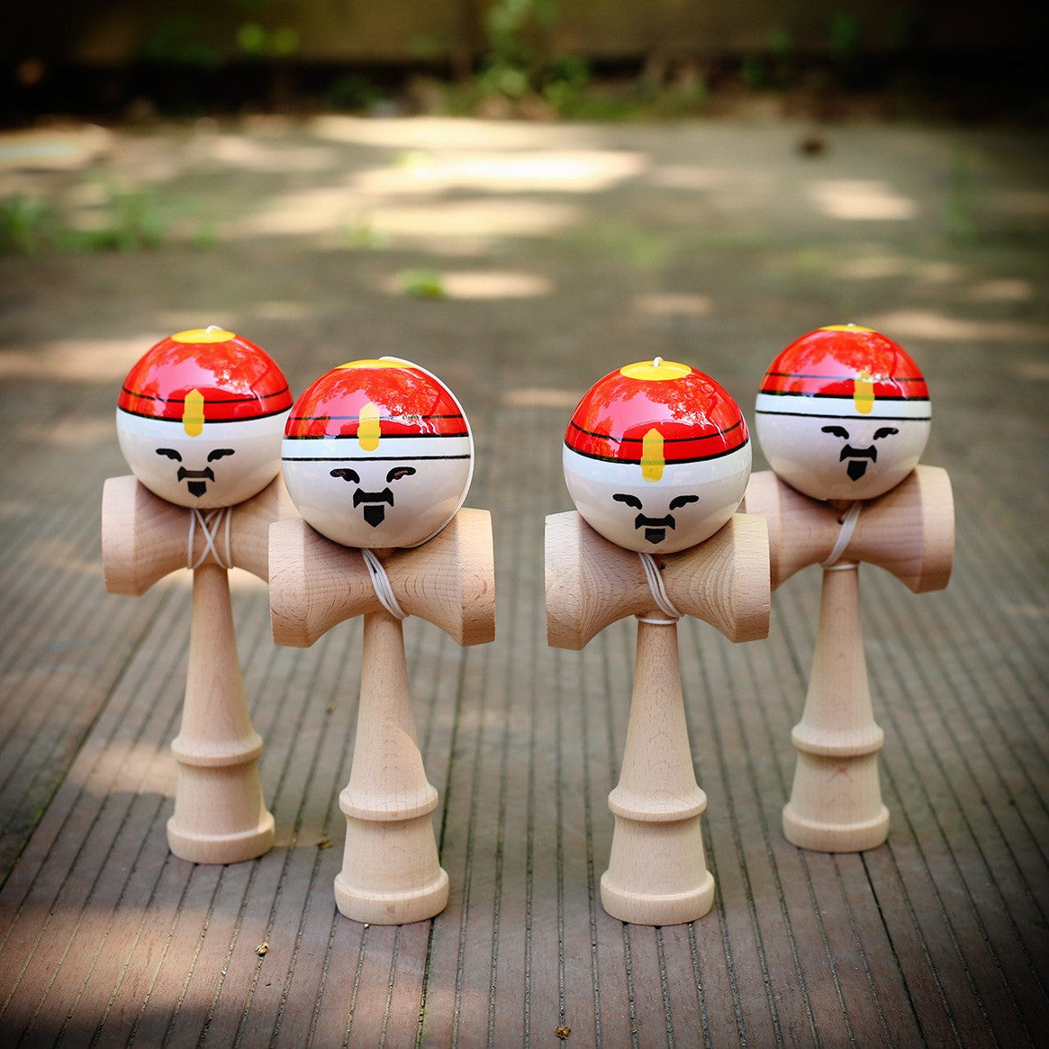 Jucărie KENDAMA Rege din Lemn, 18 cm Model Roșu-Alb