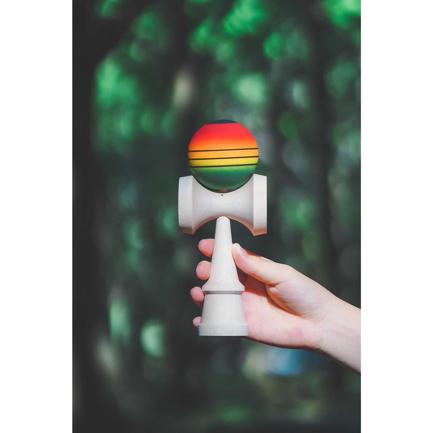 Jucărie KENDAMA din Lemn, 18 cm Model Roșu-Galben-Verde