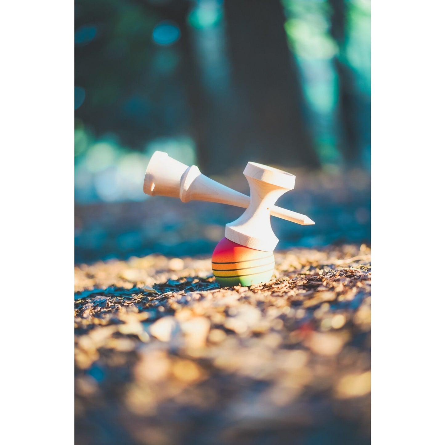 Jucărie KENDAMA din Lemn, 18 cm Model Roșu-Galben-Verde