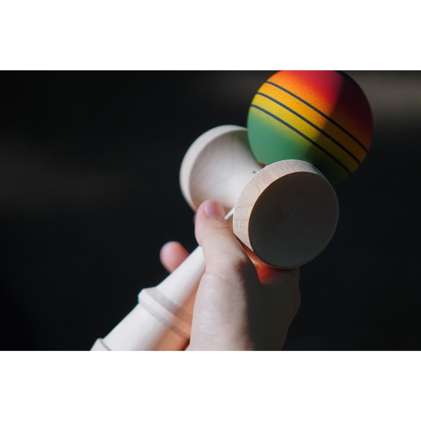 Jucărie KENDAMA din Lemn, 18 cm Model Roșu-Galben-Verde