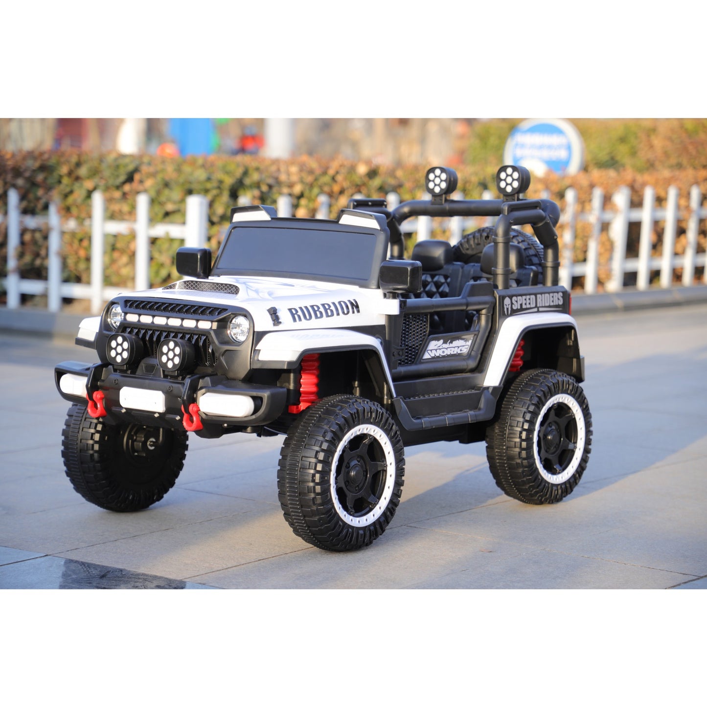 Mașină Electrică pentru Copii 3-9 ani, Off-Road, Conectare Bluetooth, telecomandă, Tracțiune Integrală, Lumina Intermitenta, Baterie 12V 7Ah, 120x63x68cm Alb