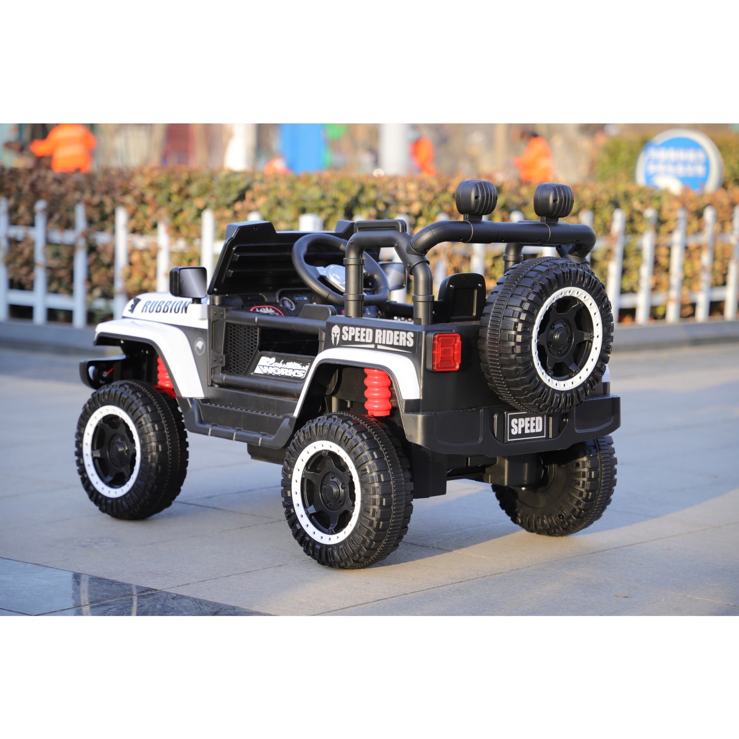 Mașină Electrică pentru Copii 3-9 ani, Off-Road, Conectare Bluetooth, telecomandă, Tracțiune Integrală, Lumina Intermitenta, Baterie 12V 7Ah, 120x63x68cm Alb