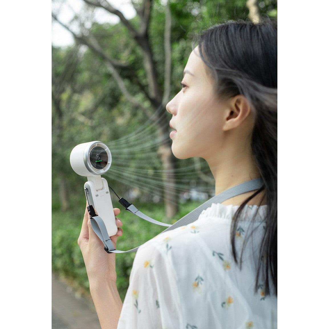 Mini Ventilator Portabil Maison Elise – 5 Trepte de Viteză, Afișaj Digital, Încărcare USB-C, Ultra Silențios, 180° Reglabil, 200g – Negru, Alb sau Verde