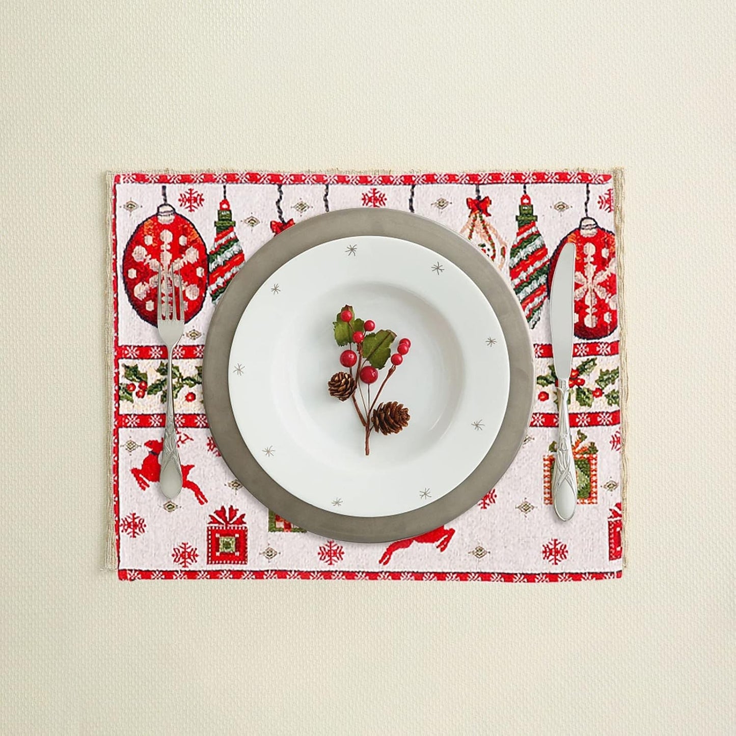 Șervețel Decorativ pentru Masă Tematică Crăciun, Model Globulețe și Cadouri, 43 x 34 cm, Roșu