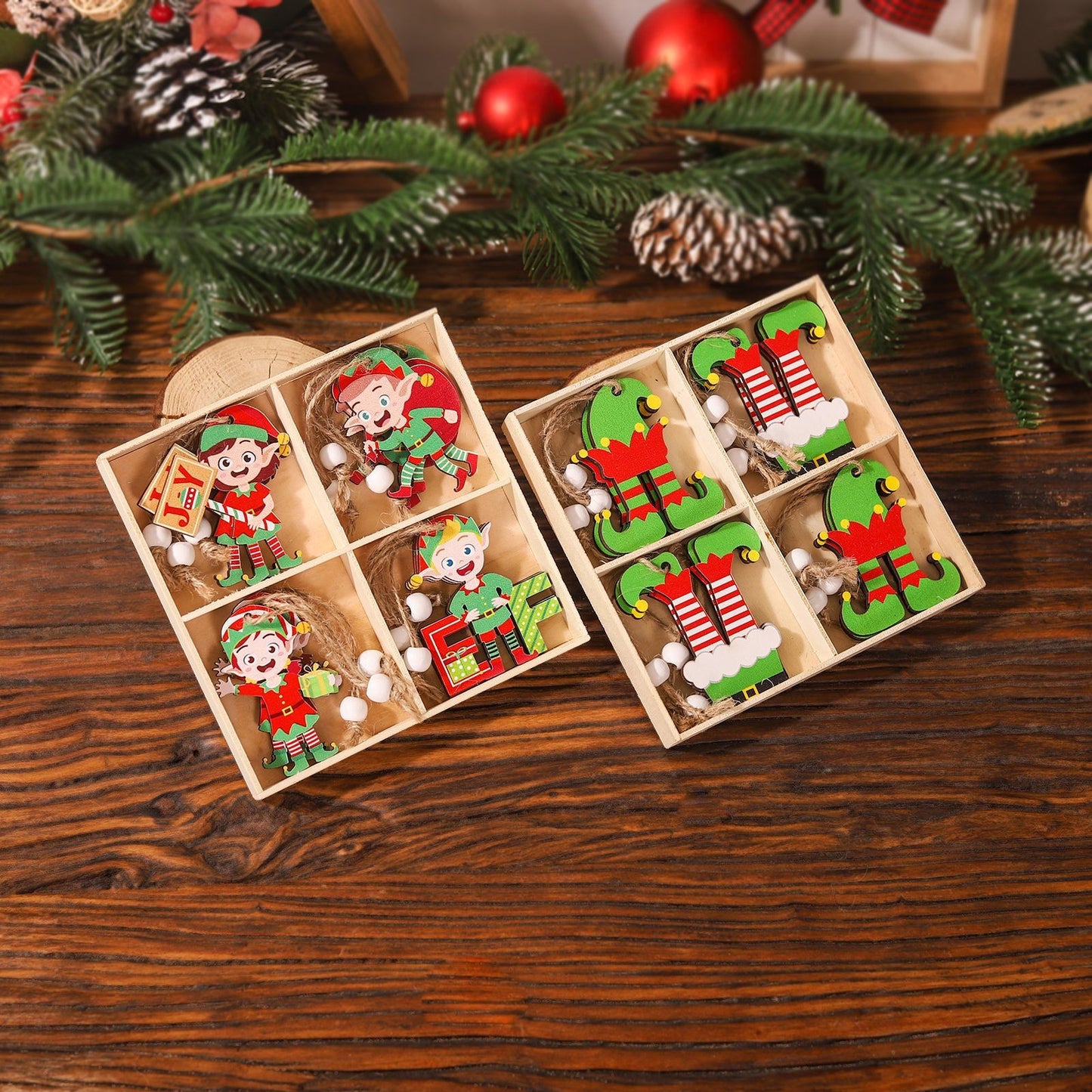 Set 12 Decorațiuni de Crăciun din Lemn cu Snur pentru Agatare în Brad - Model Căciulițe si Pantaloni
