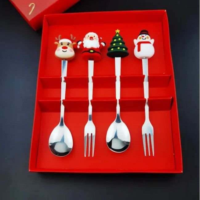 Set 4 Tacâmuri, cu Figurine de Crăciun, din Oțel Inoxidabil, 2 Furculițe, 2 Linguri, Cutie Festivă, 13.5 cm, Roșu