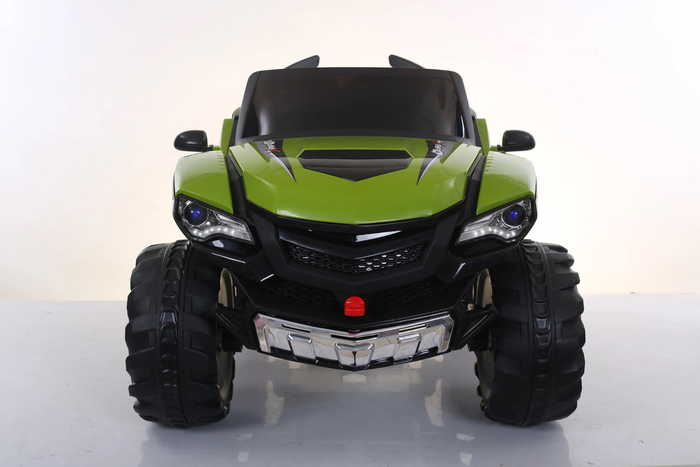 Masinuta electrica 4×4 D-Max, 12V, 3 motoare, roti cauciuc EVA, varsta 3-9 ani