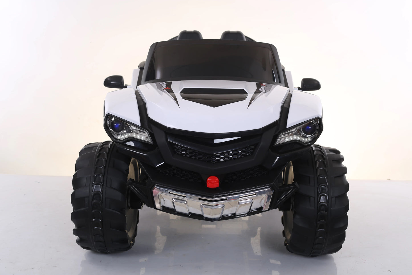 Masinuta electrica 4×4 D-Max, 12V, 3 motoare, roti cauciuc EVA, varsta 3-9 ani