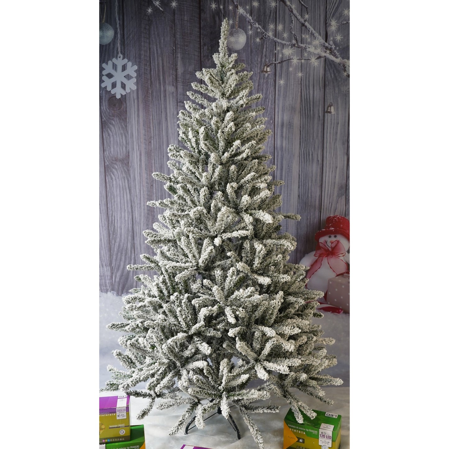 Brad artificial 180 cm , Acoperit cu Pulbere alba tip zăpadă , diametru 110 cm