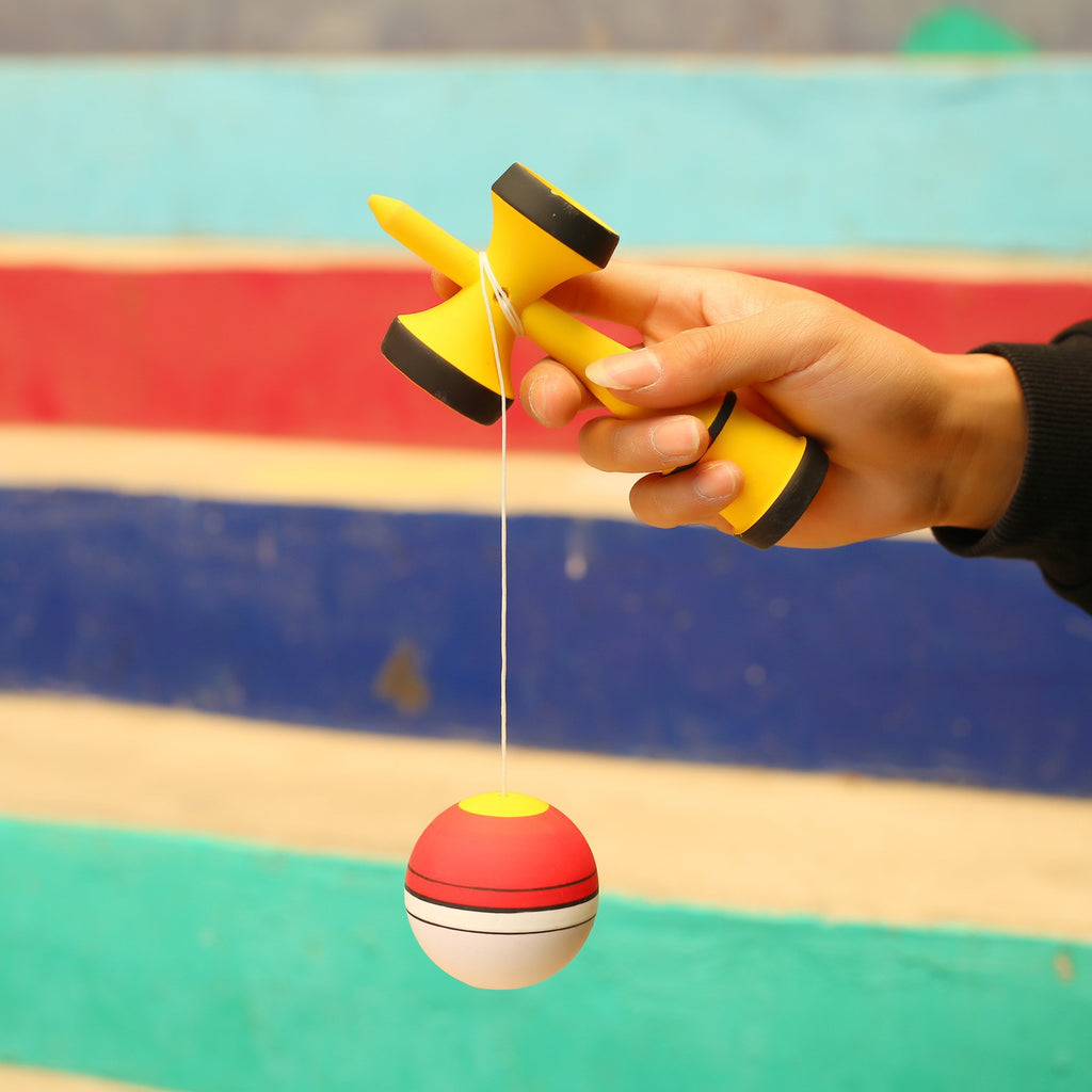 Jucărie KENDAMA "Rege" Mâner din Lemn Galben, 18 cm Bila Roșu-Alb