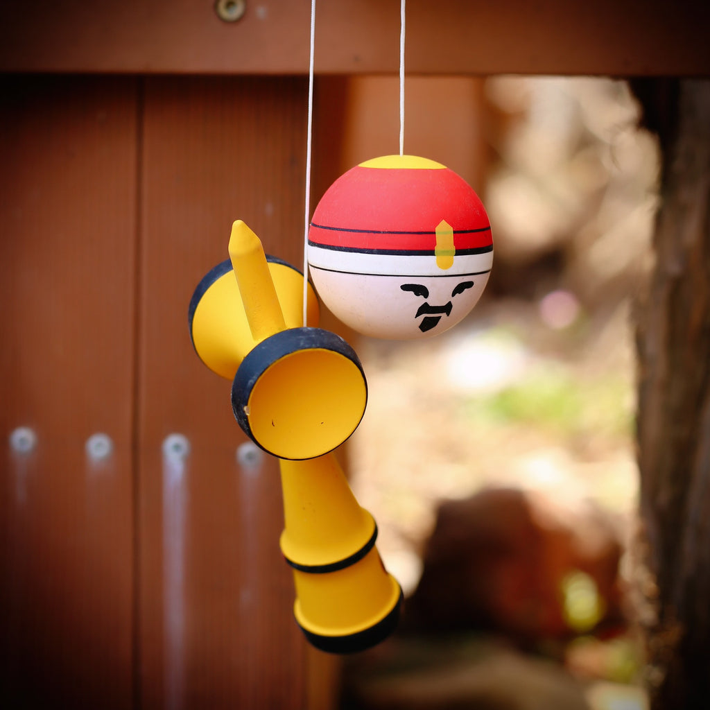 Jucărie KENDAMA "Rege" Mâner din Lemn Galben, 18 cm Bila Roșu-Alb