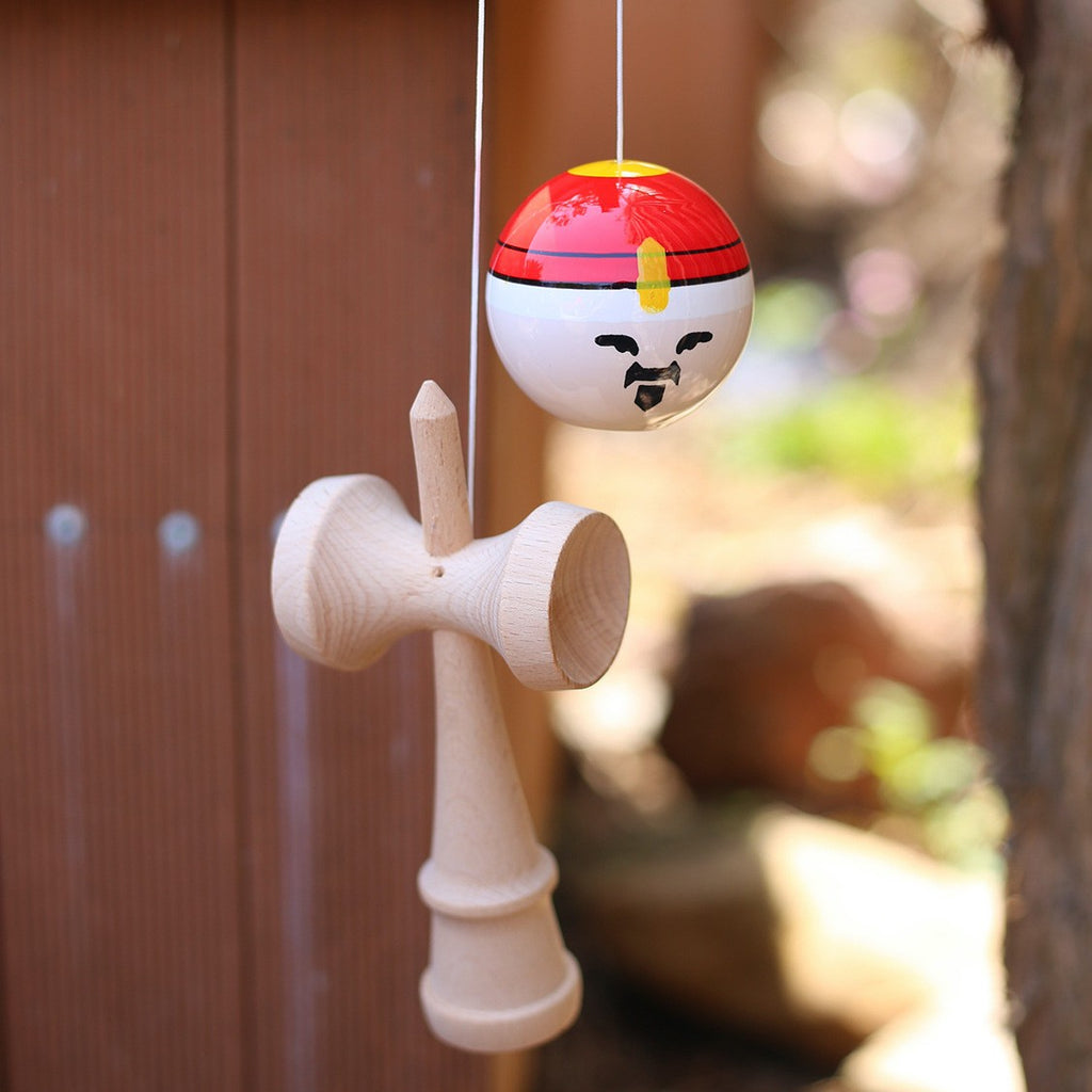 Jucărie KENDAMA Rege din Lemn, 18 cm Model Roșu-Alb
