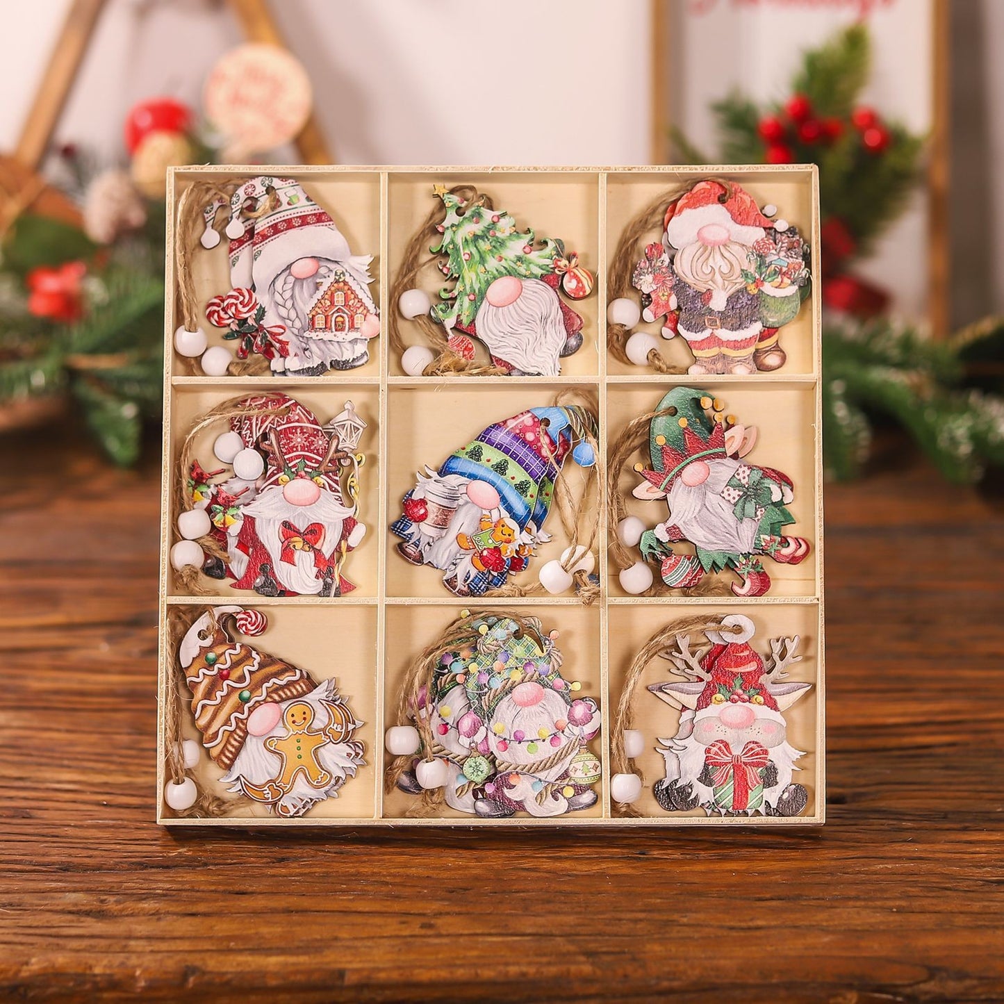 Set 18 Decorațiuni de Crăciun din Lemn - Gnomi Diferiți