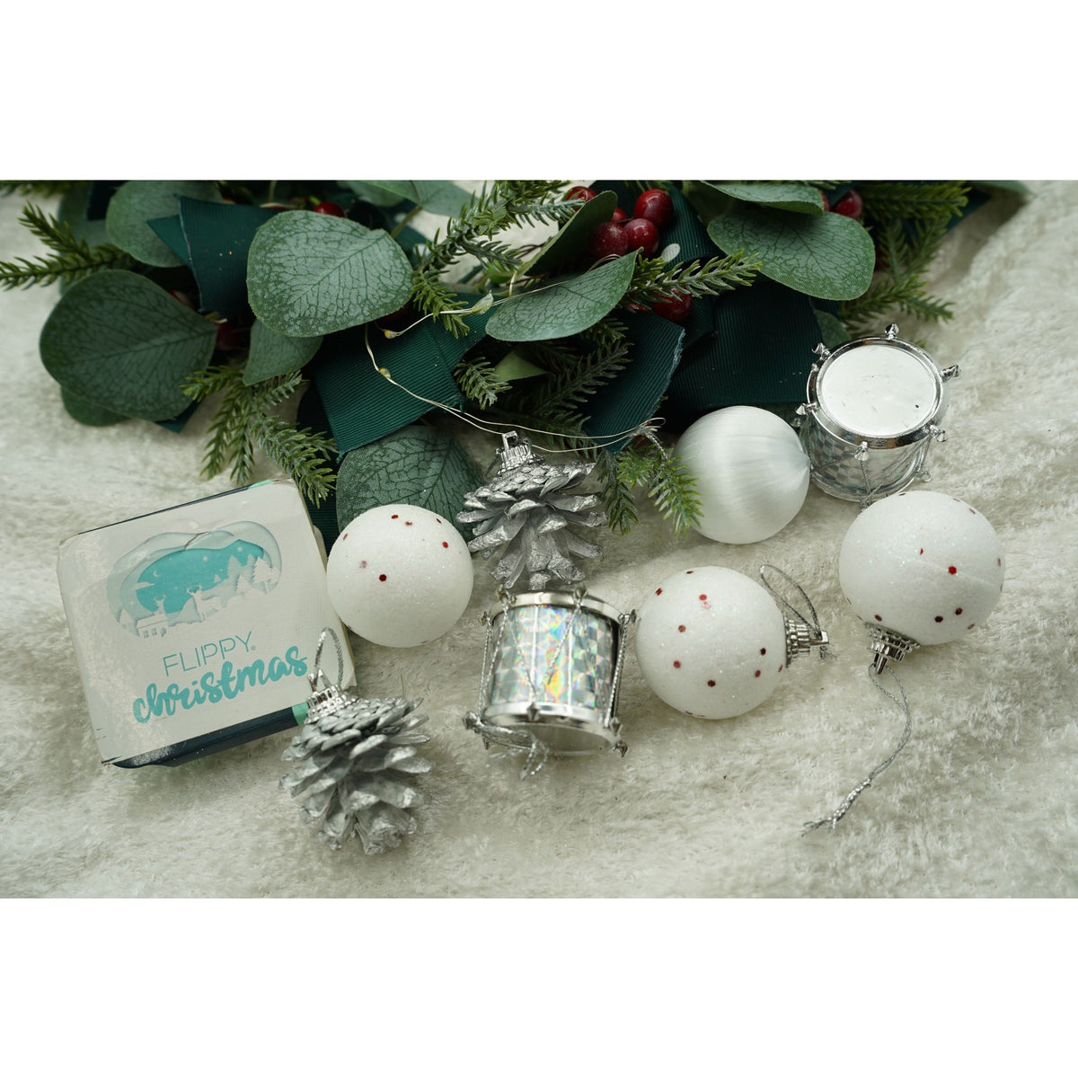 Set 12 ornamente pentru brad tip glob, Alb-Argintiu